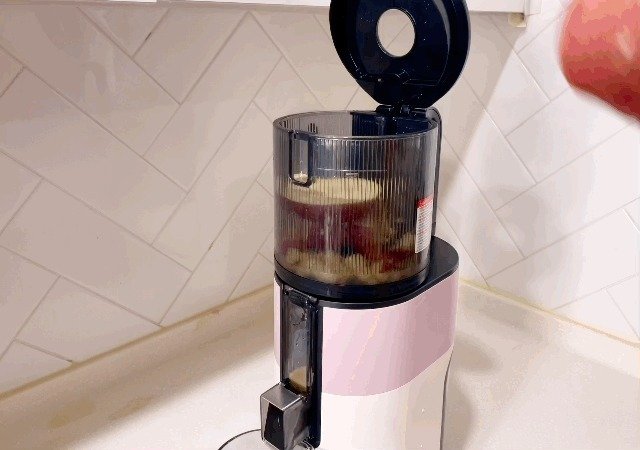 휴롬 H400에 반으로 자른 사과를 넣는 모습. ⓒ News1 이민주 기자