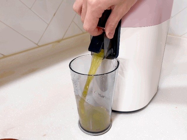 휴롬 H400으로 사과 케일 즙을 짰다. ⓒ News1 이민주 기자