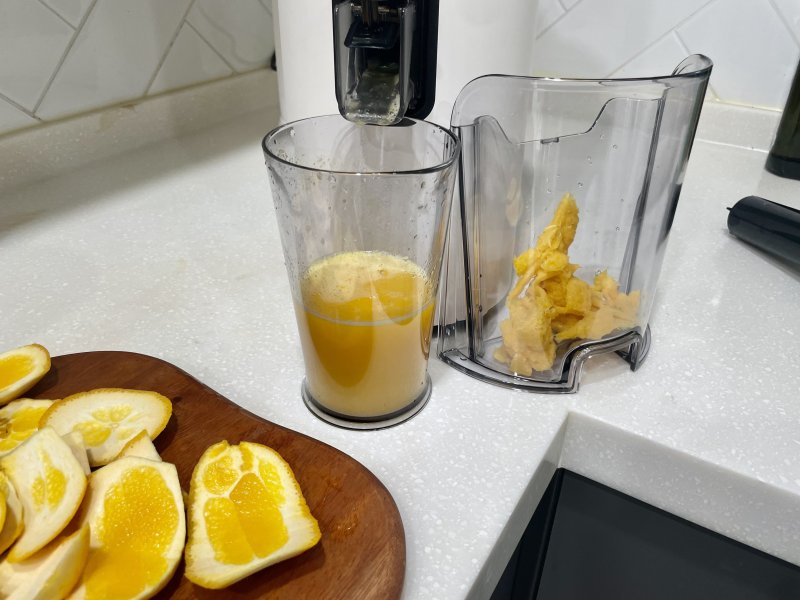 휴롬 H400으로 오렌지주스를 짠 모습. ⓒ News1 이민주 기자