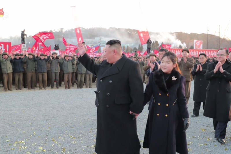 [서울=뉴시스] 김정은 북한 국무위원장이 25일 딸 주애와 함께 평양 서포지구 새거리건설 착공식에 참석했다고 조선중앙TV가 26일 보도하고 있다. (사진=조선중앙TV 캡쳐) 2023.02.26. photo@newsis.com *재판매 및 DB 금지 /사진=뉴시스