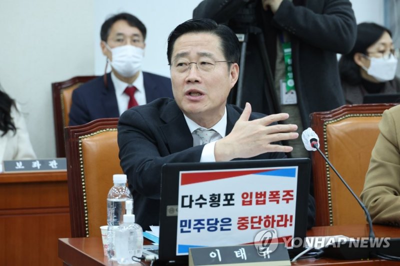 발언하는 이태규 의원 발언하는 이태규 의원 (서울=연합뉴스) 임화영 기자 = 27일 오전 국회에서 열린 교육위원회 제2차 전체회의에서 국민의힘 측 간사인 이태규 의원이 발언하고 있다. 2023.2.27 hwayoung7@yna.co.kr (끝)