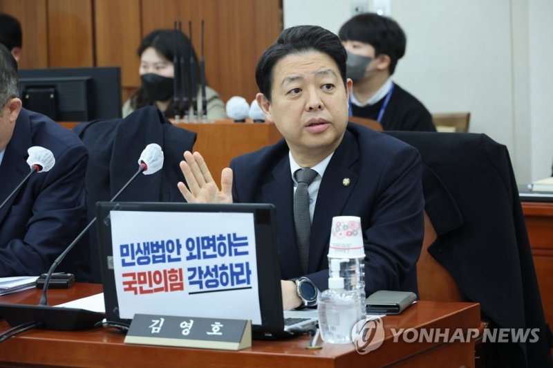 발언 위해 손 드는 김영호 의원 발언 위해 손 드는 김영호 의원 (서울=연합뉴스) 임화영 기자 = 27일 오전 국회에서 열린 교육위원회 제2차 전체회의에서 더불어민주당 측 간사인 김영호 의원이 의사진행발언을 위해 손을 들고 있다. 2023.2.27 hwayoung7@yna.co.kr (끝)