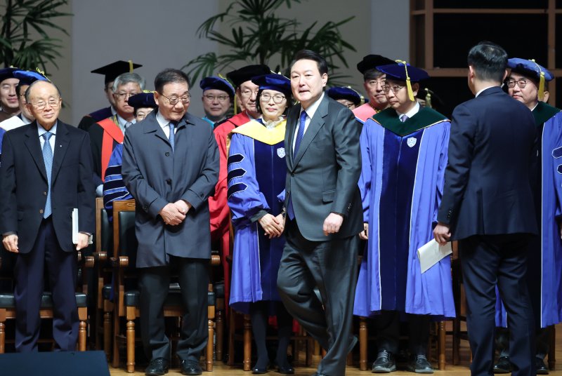 윤석열 대통령이 27일 서울 서대문구 연세대학교에서 열린 2023년 2월 학위수여식에 입장하고 있다. 연합뉴스