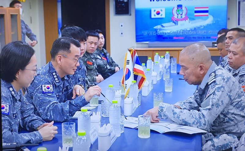 태국군과 회의 중인 우리 군 코브라골드 훈련전대. 사진=해병대 제공