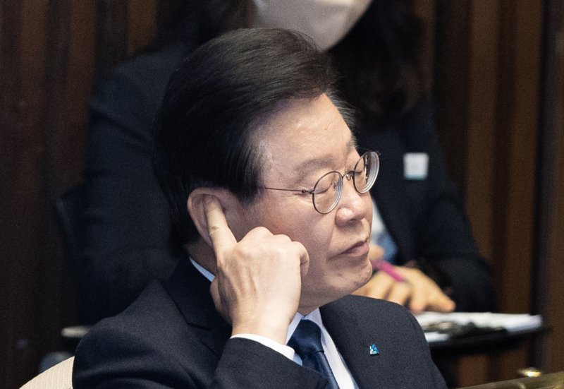 여유→초조→경악→암울..'이재명 체포안' 네 컷 사진이 말해줬다