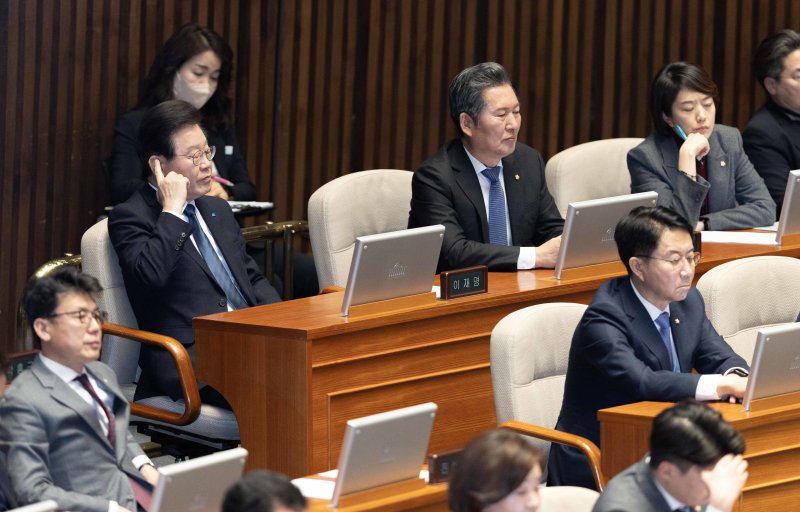 이재명 더불어민주당 대표가 지난 27일 오후 서울 여의도 국회에서 열린 제403회 국회(임시회) 제8차 본회의에서 한동훈 법무부 장관의 체포동의요청 이유설명을 들으며 귀를 만지고 있다. 이 대표 오른쪽으로 정청래 수석 최고위원, 고민정 최고위원이 심각한 표정으로 앉아 있다. /사진=뉴스1