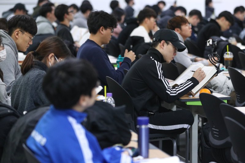 서울 동작구 노량진 공무원 시험 학원에서 수험생들이 강의를 듣고 있다. ⓒ News1