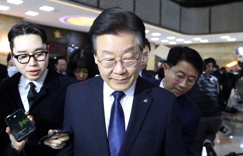 여유→초조→경악→암울..'이재명 체포안' 네 컷 사진이 말해줬다