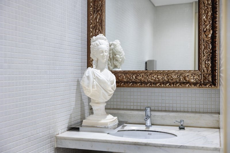 고전과 현대·동양과 서양을 넘나드는 신미경의 '비누조각' 코리아나미술관 여성 화장실에 설치된 '화장실 프로젝트' 모습, 화장실 이용자는 신미경 작가의 작품을 실제 비누로 사용할 수 있다. [코리아나미술관 제공. 재판매 및 DB 금지]