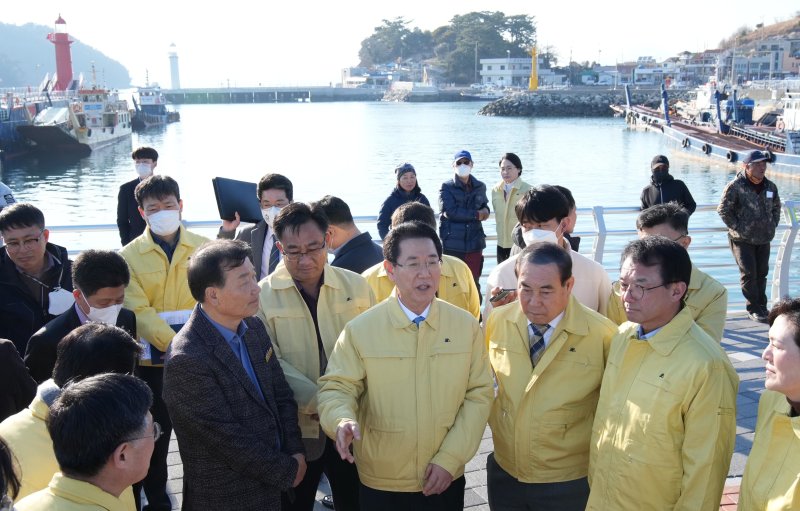 김영록 전라남도지사가 27일 저수온으로 피해를 입은 여수시 돌산읍 해상 가두리 양식장을 방문, 양식 어류 폐사 피해 상황 및 애로사항을 청취하고 피해 어가 복구계획 수립 등 신속 지원을 당부하고 있다.(전남도 제공) 2023.2.27/뉴스1