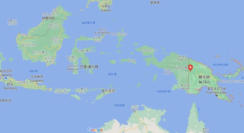 인도네시아와 파푸아뉴기니 지도 뉴기니섬의 동쪽 붉은색 선 부분이 파푸아뉴기니, 서쪽 지역이 인도네시아령 파푸아다. [구글맵 캡처. 재판매 및 DB 금지]