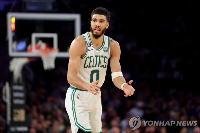 부진한 보스턴의 제이슨 테이텀 Feb 27, 2023; New York, New York, USA; Boston Celtics forward Jayson Tatum (0) reacts after being called for a foul during the third quarter against the New York Knicks at Madison Square Garden. Mandatory Credit: Brad Penner-USA TODAY Sports