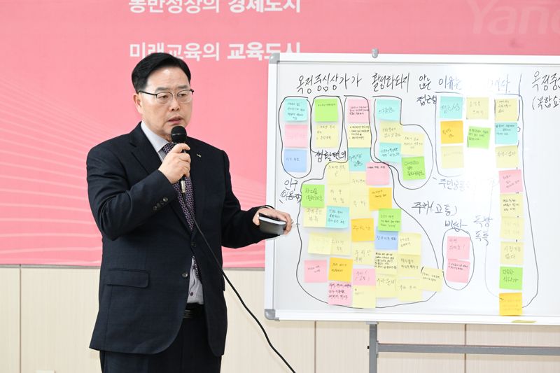 경기 양주시 회천4동에서 열린 시민과의 양김있는 토크에서 시민들과 의견을 나누고 있는 강수현 시장. 사진=양주시