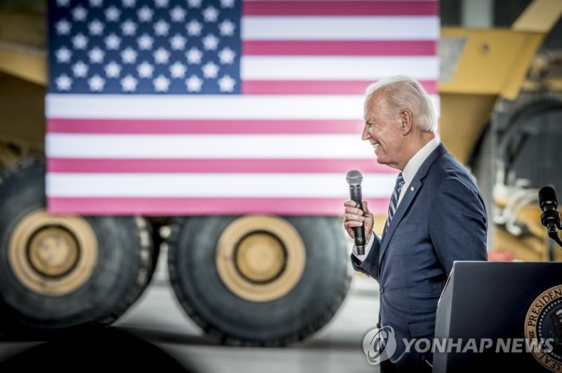 조 바이든 미국 대통령이 지난 12월6일(현지시간) 미국 애리조나주 피닉스의 TSMC 공장 건설 현장을 방문해 연설하고 있다.