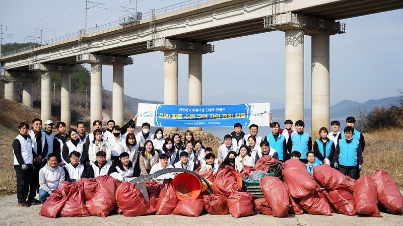 BAT사천공장 임직원 등이 경남 진주시 남강댐 일대 환경 조성을 위한 플로깅을 진행했다. 이번 행사는 BAT그룹의 비전인 ‘더 나은 내일’을 위해 추진하고 있는 환경보호 사회공헌 활동의 일환이다. BAT 제공