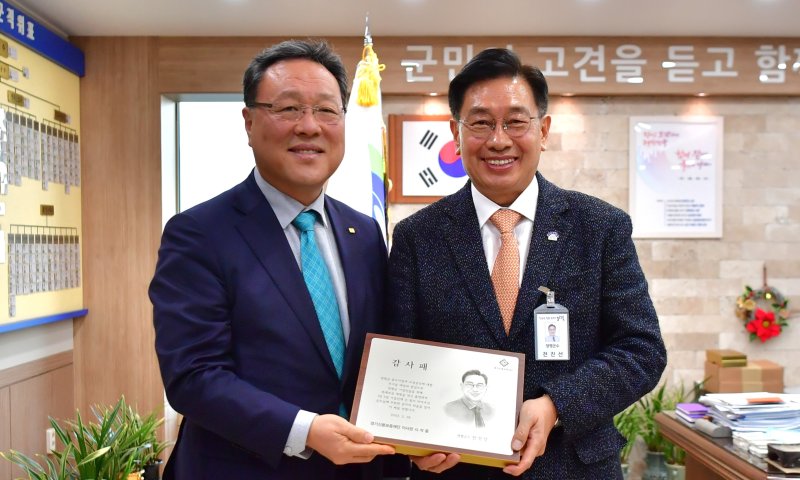 28일 경기신용보증재단 시석중 이사장(왼쪽)이 전진선 양평군수에게 감사패를 전달하고 있다.