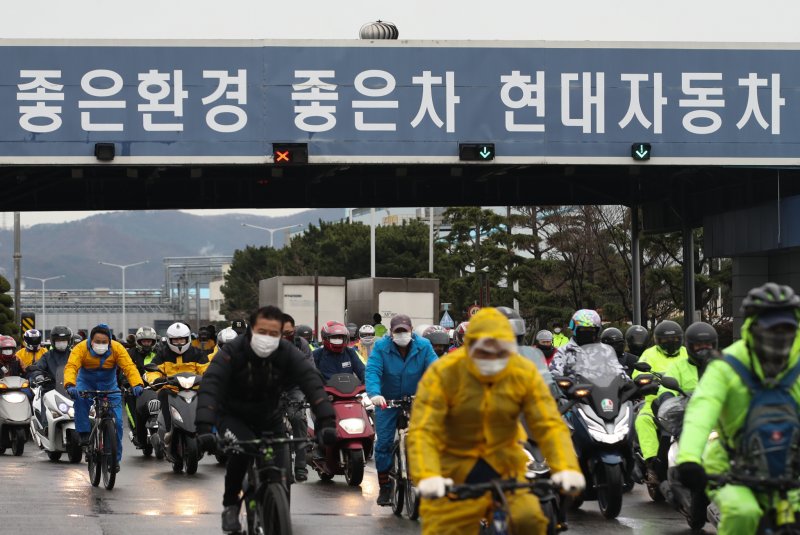 '신의 직장'으로 불리는 현대자동차가 2일 10년 만에 신규 생산직 모집에 들어가면서 퇴직자, 공무원, 현직자까지 채용 문의가 쇄도하고 있다. 사진은 현대차 울산공장 근로자들의 출근 모습. /뉴스1