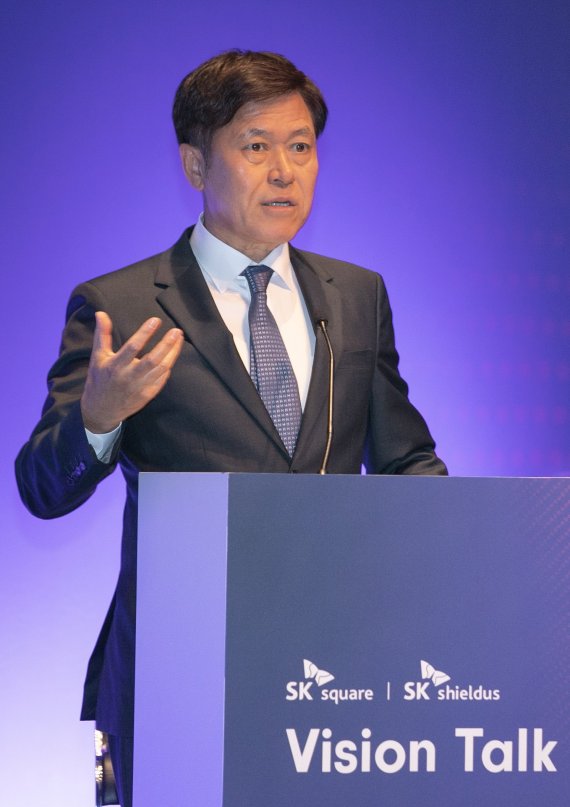 SK스퀘어 박정호 부회장이 스페인 바르셀로나에서 열린 기자간담회에서 발표를 진행하고 있다. SK스퀘어 제공