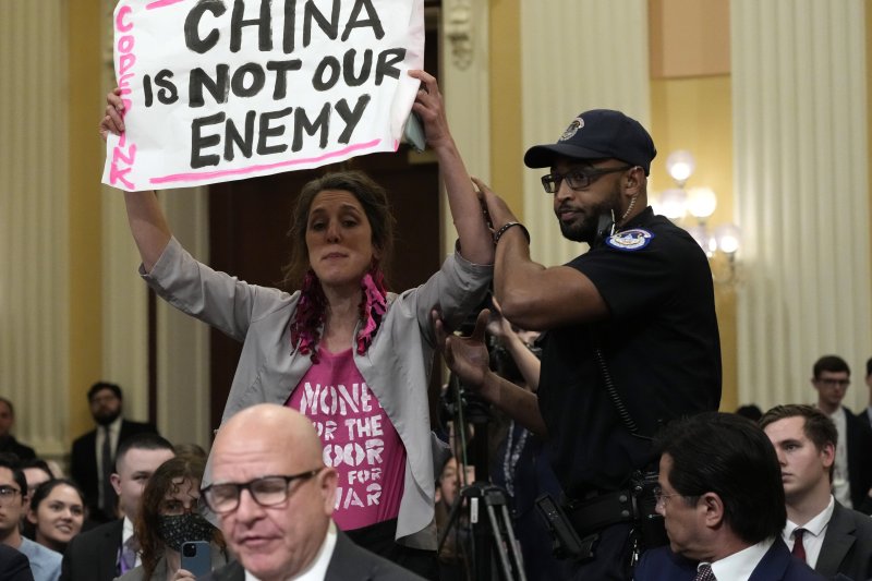 2월 28일(현지시간) 미국 워싱턴DC 하원에서 '미국과 중국공산당 간 전략 경쟁에 관한 특별위원회'의 첫 청문회가 열리는 가운데 '중국은 우리 적이 아니다'라고 적은 팻말을 든 시위대가 경비에 의해 제지당하고 있다.AP뉴시스