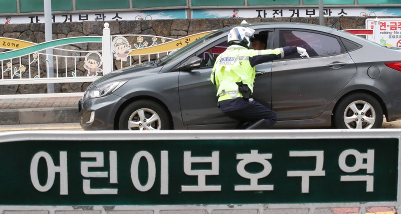 제주경찰이 9일 오후 제주시 이도초등학교 어린이보호구역에서 보행자 보호의무 위반 행위를 단속하고 있다. 2023.2.9/뉴스1 ⓒ News1 오현지 기자 /사진=뉴스1