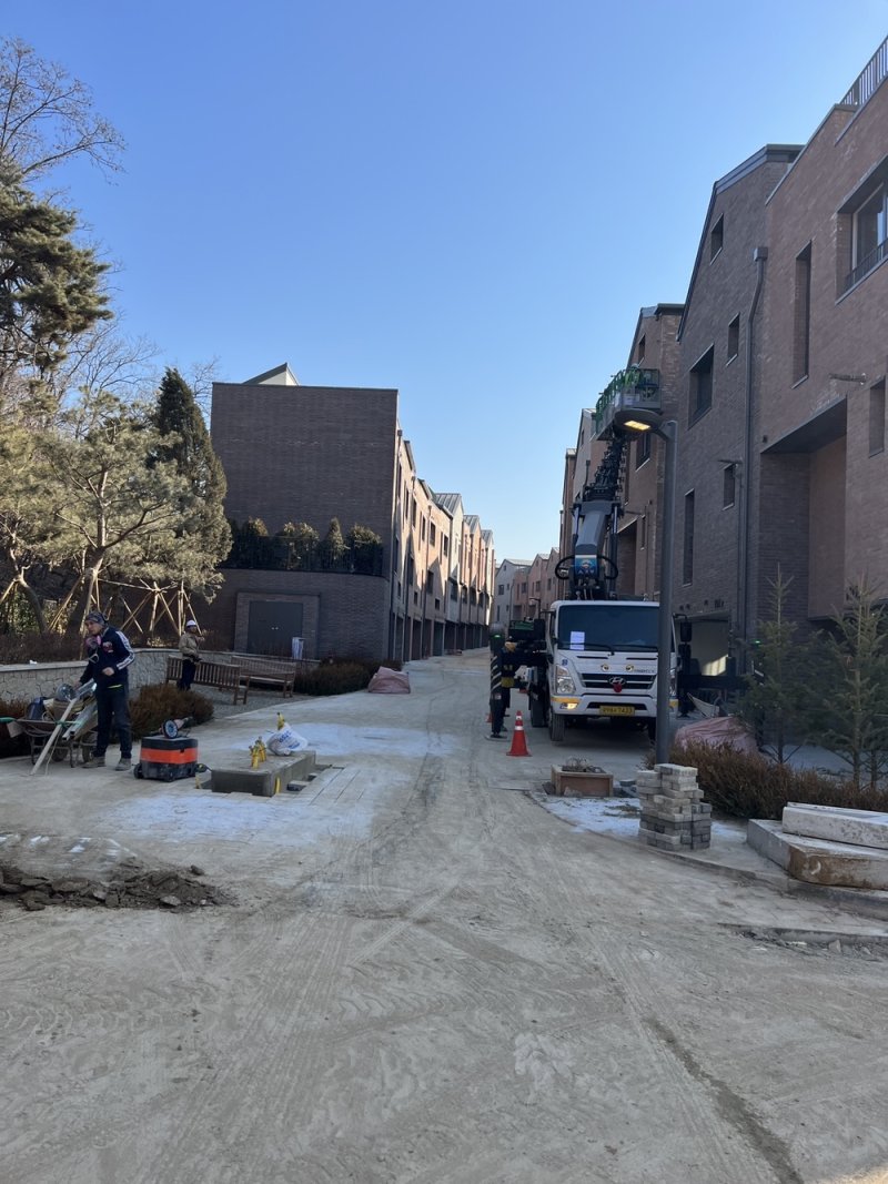 입주예정일을 하루 앞둔 지난달 27일 도로 포장 중인 힐스테이트 라피아노 삼송의 모습.(힐스테이트 라피아노 삼송 입주예정자협의회 제공)