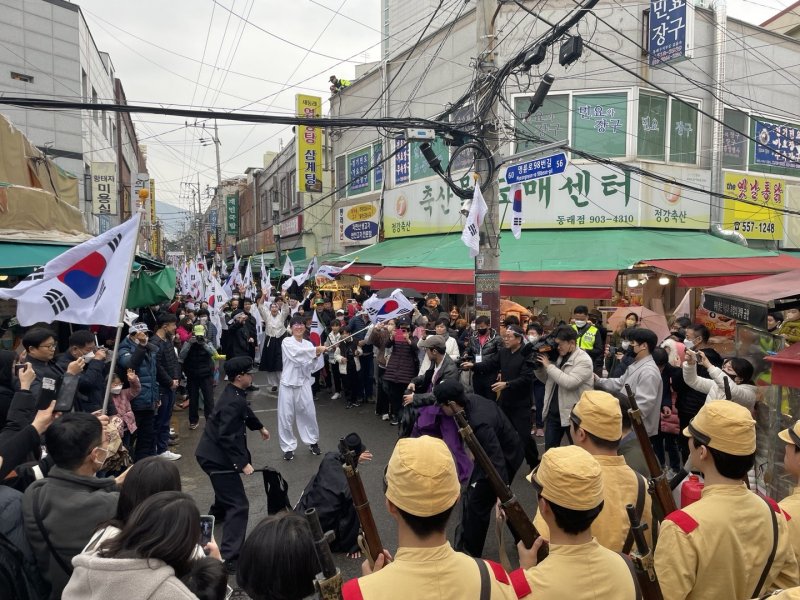 부산 동래구에서 1일 오전 10시30분 진행된 ‘동래 3.1독립만세운동 재현행사’에서 거리 행진이 이어지고 있다.2023.3.1/뉴스1 ⓒ News1 강승우 기자