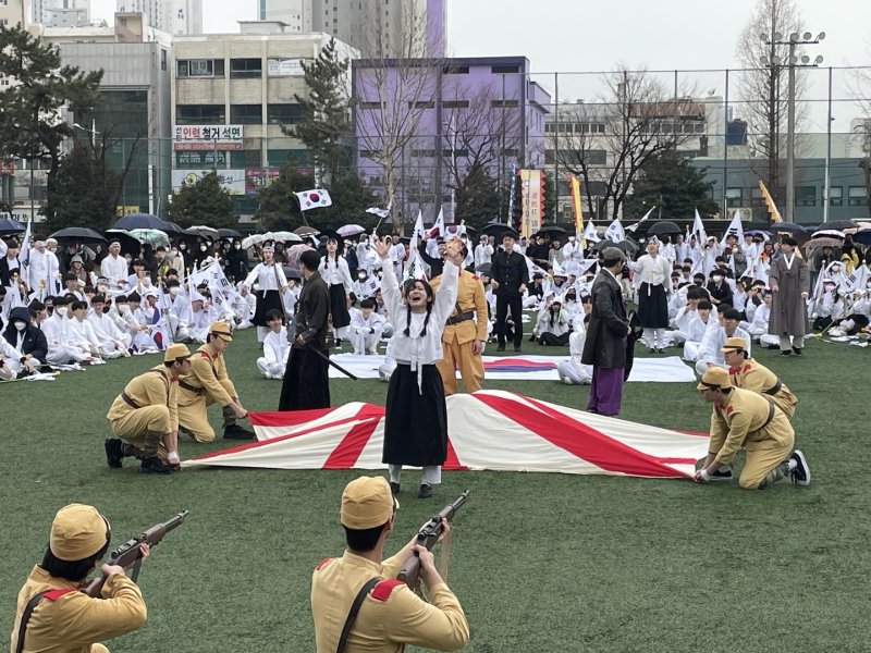 부산 동래구에서 1일 오전 10시에 ‘3.1독립만세운동 재현행사’의 ‘광야의 바람 박차정’ 퍼포먼스가 진행되고 있다.2023.3.1/뉴스1 ⓒ News1 강승우 기자