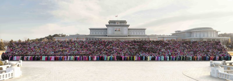 (평양 노동신문=뉴스1) = 김정은 북한 노동당 총비서가 지난달 14일 인민군 창건일(건군절·2월8일) 75주년 경축행사에 특별대표로 초대된 원군미풍열성자들을 만나 기념사진을 찍었다. [국내에서만 사용가능. 재배포 금지. DB 금지. For Use Only in the Republic of Korea. Redistribution Prohibited] rodongphoto@news1.kr