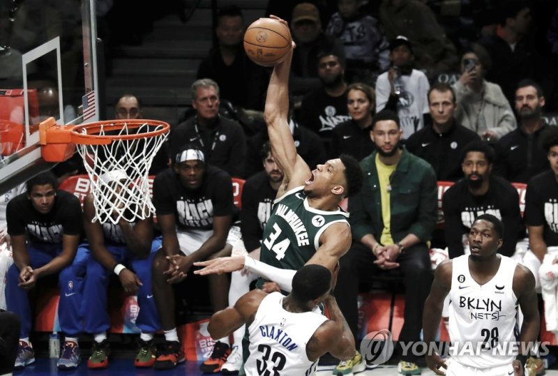 덩크 꽂는 아데토쿤보 epa10496202 Milwaukee Bucks forward Giannis Antetokounmpo (C) shoots over Brooklyn Nets center Nic Claxton (bottom) during the first half of the NBA basketball game between the Milwaukee Bucks and Brooklyn Nets at the Barclays Center in Brooklyn, New York, USA, 28 February 2023. EPA/Pete