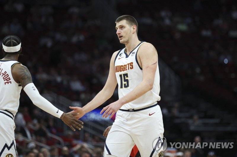 니콜라 요키치 Feb 28, 2023; Houston, Texas, USA; Denver Nuggets center Nikola Jokic (15) reacts after a play during the first quarter against the Houston Rockets at Toyota Center. Mandatory Credit: Troy Taormina-USA TODAY Sports