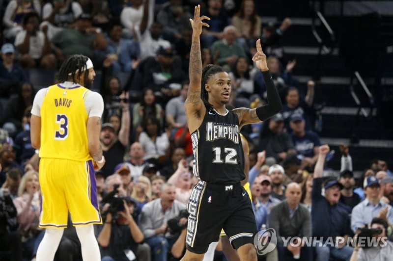 자 모란트(12번) 세리머니 Feb 28, 2023; Memphis, Tennessee, USA; Memphis Grizzlies guard Ja Morant (12) reacts during the second half against the Los Angeles Lakers at FedExForum. Mandatory Credit: Petre Thomas-USA TODAY Sports