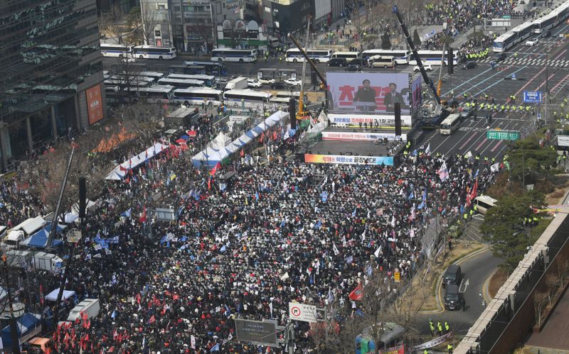 삼일절인 1일 서울 세종대로에서 열린 '자유통일 주사파 척결 3.1절 국민대회'에서 보수단체 참가자들이 태극기와 성조기 등을 들고 구호를 외치고 있다.