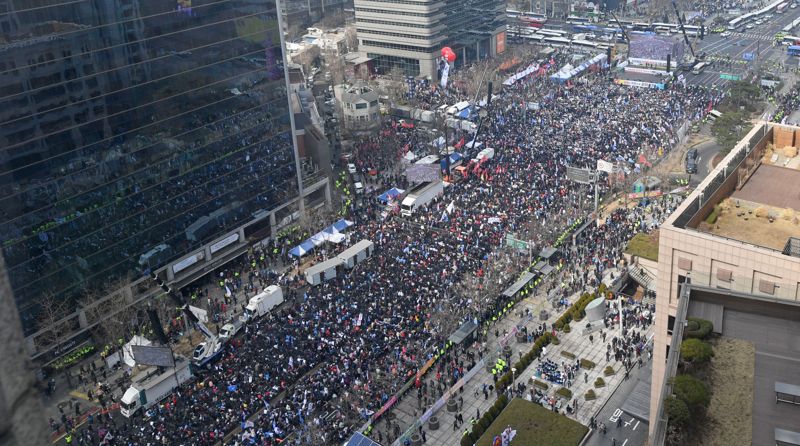 삼일절인 1일 서울 세종대로에서 열린 '자유통일 주사파 척결 3.1절 국민대회'에서 보수단체 참가자들이 태극기와 성조기 등을 들고 구호를 외치고 있다.