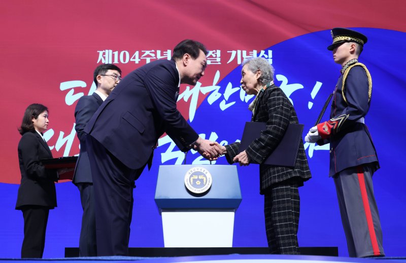감정 뺀 尹 3.1절 기념사, "역사 잊지말자"에 박수 7차례 나와