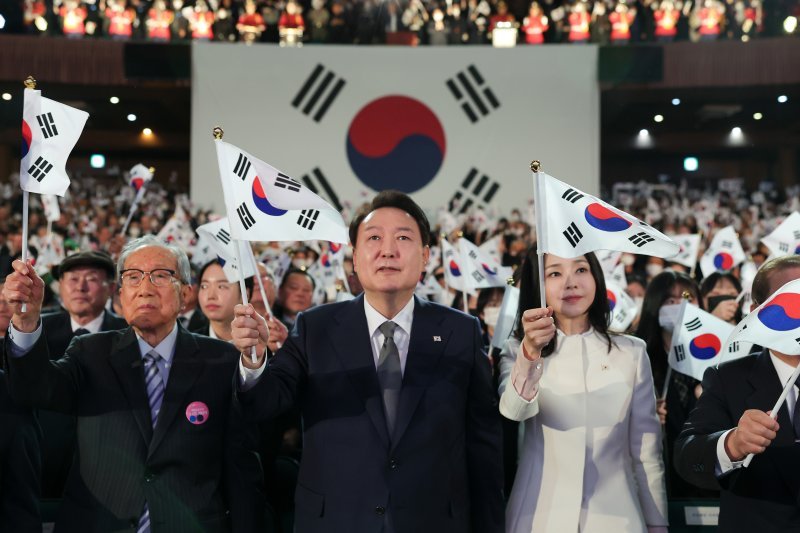 윤석열 대통령과 김건희 여사가 1일 서울 중구 유관순기념관에서 열린 제104주년 3·1절 기념식에서 태극기를 흔들며 3·1 노래를 제창하고 있다. (대통령실 제공) /사진=뉴스1화상