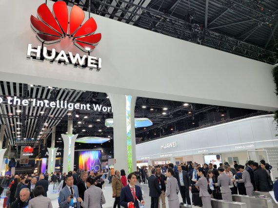 '삼성 5배 전시장' 화웨이 "韓기업과 경쟁보단 보완관계로" [MWC 2023]