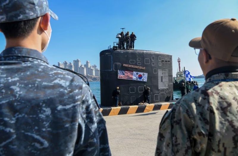 미 해군 7함대는 25일 자체 트위터에 “로스앤젤레스(LA)급 고속 공격 잠수함 ‘스프링필드함(SSN 761)’이 23일 부산항에 입항했다”며 한국 해군의 환영을 받는 스프링필드함과 승조원의 모습이 담긴 사진을 공개했다. 사진=미 해군 7함대 트위터 캡처