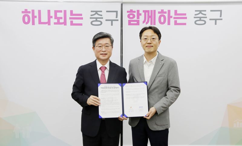 송석기 ㈜두산 유통BU 상무(오른쪽)가 지난달 28일 서울시 중구청에서 김길성 중구청장과 업무협약을 맺은 뒤 기념사진을 촬영하고 있다. 두산 제공