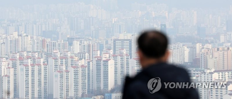 서울 남산에서 바라본 시내 아파트 단지 모습 늘어난 월세 부담, 2년 전보다 25% 상승 (서울=연합뉴스) 김도훈 기자 = 연합뉴스가 부동산R114와 함께 지난해 12월과 올해 1월 두 달 동안 국토교통부의 전국 아파트 전·월세 실거래가 신고 자료를 분석한 결과 두 달간 평균 전세와 월세 보증금은 2년 전보다 하락했지만, 월세 부담은 25%가량 상승한 것으로 나타났다. 이는 폭등했던 전셋값이 금리 인상 등의 영향으로 하락했지만, 전세의 월세 전환이 늘면서 월세 부담이 커진 것으로 보인다. 사진은 1일 오후 서울 남산에서 바라본 시내