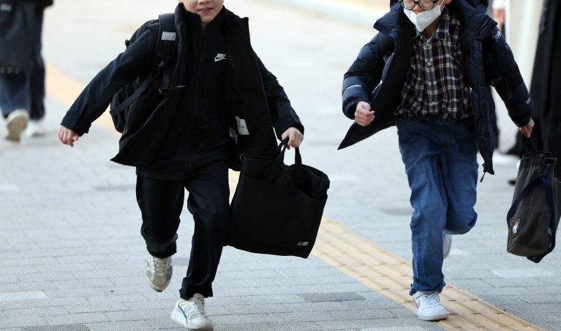 실내 마스크 착용 의무가 사라진 2일 충북 청주시 상당구 용암동 소재 초등학교에서 한 초등학생이 마스크를 벗고 등교하고 있다. /사진=연합뉴스