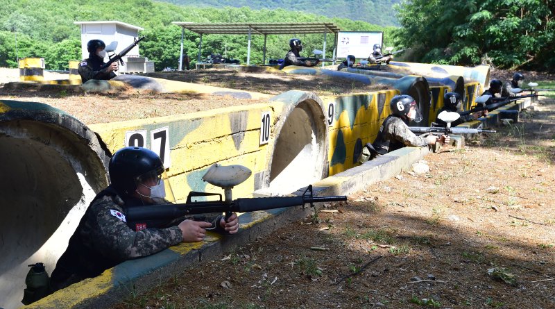 코로나19로 중단됐던 예비군 훈련이 재개된 2일 오후 대구 50사단 달서구대대 예비군 교장에서 예비군들이 시가지 전투를 하고 있다.<div id='ad_body3' class='mbad_bottom' ></div> 사진=뉴시스