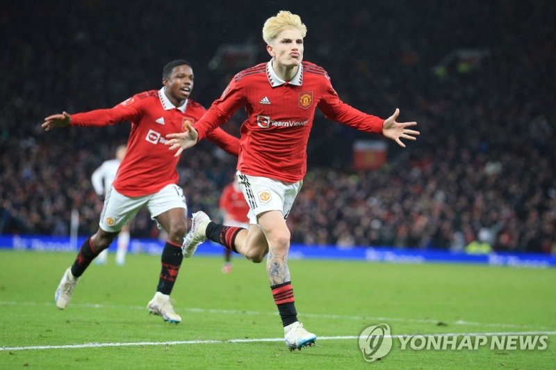 역전 결승골 넣은 맨유의 가르나초 Manchester United's Argentinian midfielder Alejandro Garnacho celebrates after scoring his team second goal during the English FA Cup fifth round football match between Manchester United and West Ham at Old Trafford in Manchester, north west England, on March 1, 2023. (Photo by Li
