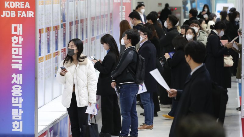 (서울=뉴스1) 임세영 기자 = 2일 서울 서초구 aT센터에서 열린 2023 대한민국 채용박람회에서 청년 구직자들이 채용공고게시대를 살펴보고 있다.