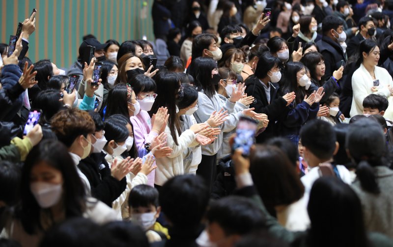 [제주=뉴시스] 우장호 기자 = 초·중·고 개학일인 2일 오전 제주시 이도2동 이도초등학교 체육관에서 열린 '2023학년도 입학식'에서 1학년 학생들이 학부모와 상급반 학생들의 박수를 받으며 교실로 향하고 있다. 2023.03.02. woo1223@newsis.com