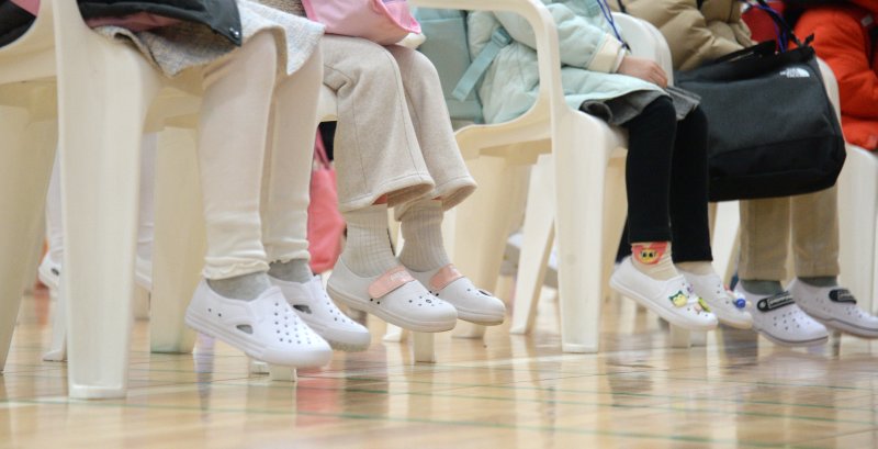 [전주=뉴시스] 김얼 기자 = 2023학년도 초등학교 입학식이 열린 2일 전북 전주시 전주대정초등학교에서 1학년 학생들이 입학식을 갖고 있다. 2023.03.02. pmkeul@newsis.com