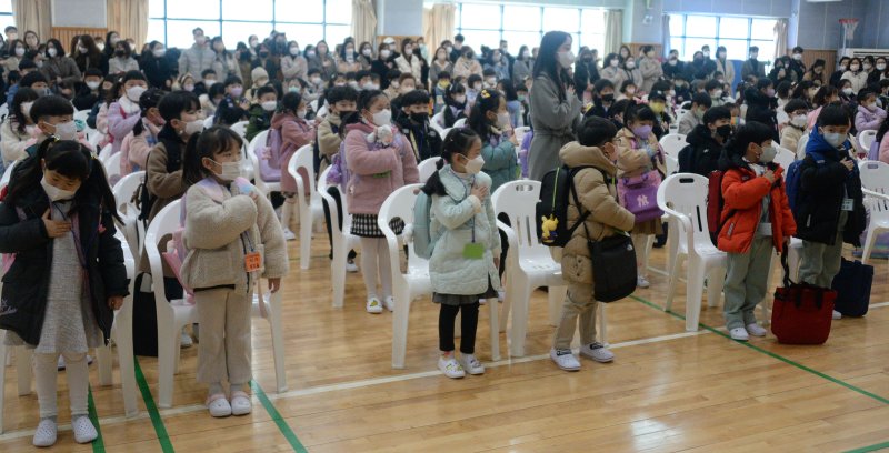 [전주=뉴시스] 김얼 기자 = 2023학년도 초등학교 입학식이 열린 2일 전북 전주시 전주대정초등학교에서 1학년 학생들이 입학식을 갖고 있다. 2023.03.02. pmkeul@newsis.com