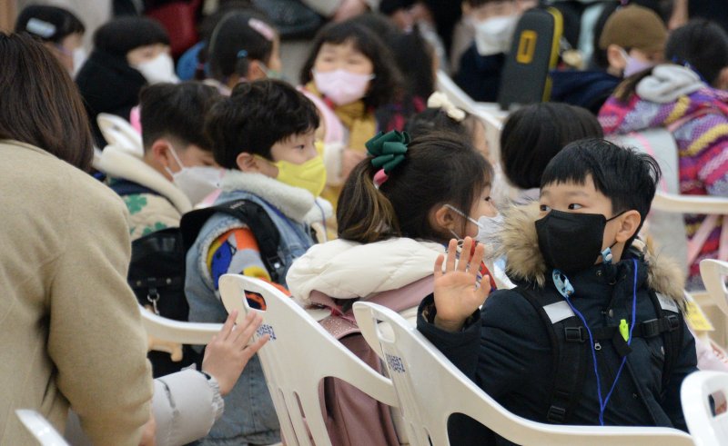 [전주=뉴시스] 김얼 기자 = 2023학년도 초등학교 입학식이 열린 2일 전북 전주시 전주대정초등학교에서 1학년 학생들이 입학식을 갖고 있다. 2023.03.02. pmkeul@newsis.com