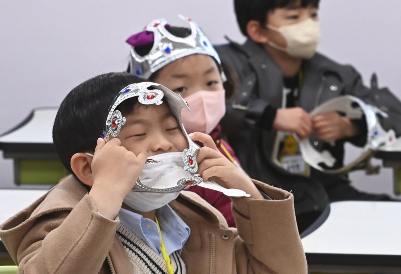 [수원=뉴시스] 김종택 기자 = 2일 오전 경기도 수원시 팔달구 매여울초등학교 1학년 교실에서 열린 입학식에서 신입생들이 왕관을 쓰고 있다. 2023.03.02. jtk@newsis.com