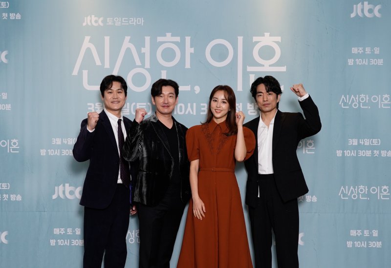 (왼쪽부터) 배우 김성균, 조승우, 한혜진, 정문성/ 사진제공=JTBC '신성한, 이혼'