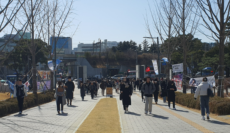 2일 낮 12시35분께 서울 서대문구 연세대학교 캠퍼스에서 학생들이 개강을 맞아 등교하고 있다. /사진=노유정 기자